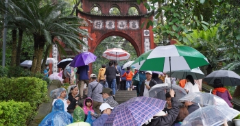 Hàng nghìn du khách "đội mưa" đi lễ đền Hùng dù chưa tới ngày khai hội