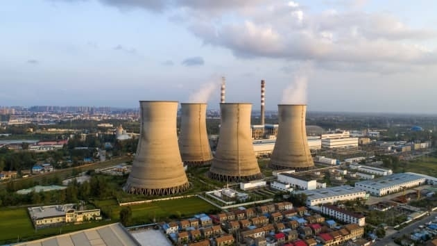 IEA cảnh báo khí thải các-bon tăng, phục hồi kinh tế chưa bền vững
