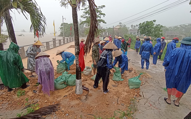 Nhiều tỉnh miền Trung thiệt hại nặng do mưa lớn, dông lốc bất thường