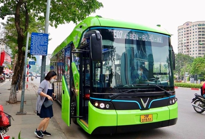 Hà Nội: Tuyến buýt điện thứ 6 đi vào hoạt động