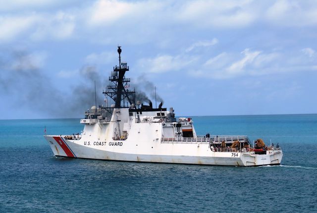 Venezuela đuổi tàu Mỹ "le ve" gần lãnh hải giữa lúc căng thẳng leo thang