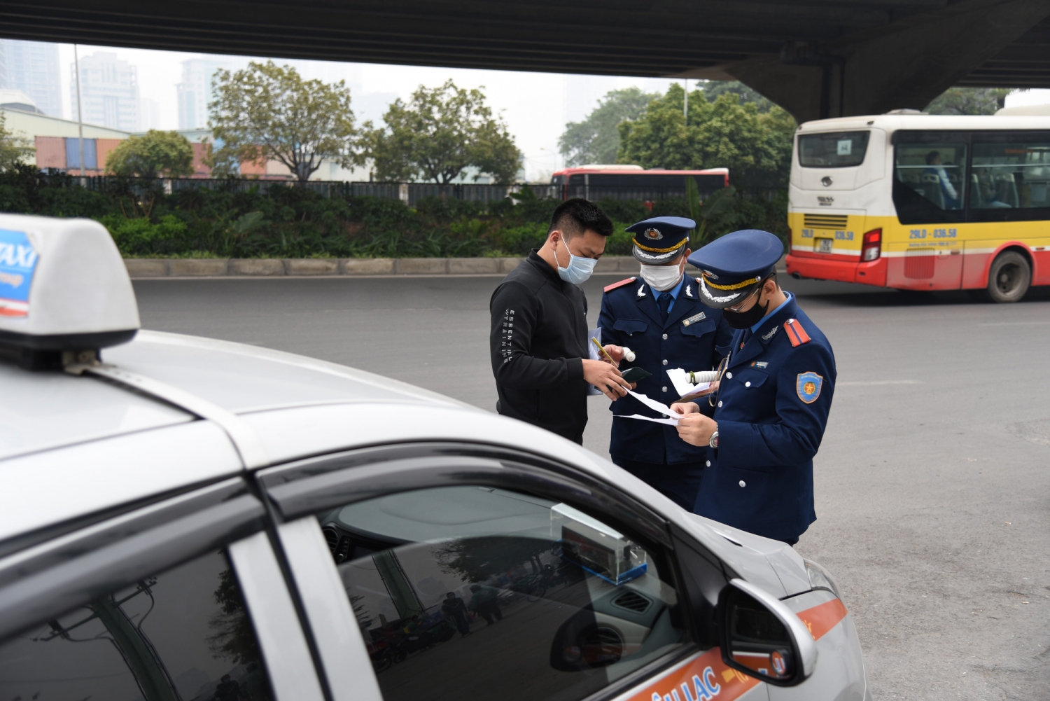 Hà Nội: Trong 1 tháng, thanh tra giao thông xử phạt hàng trăm xe taxi