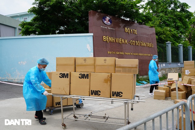 Khẩn cấp tiếp tế khẩu trang, lương thực vào Bệnh viện K Tân Triều - 2