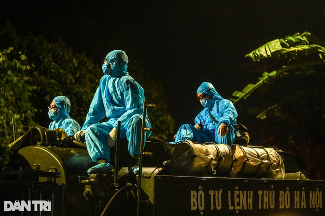 Xuyên đêm tẩy độc khử khuẩn nơi ở gần 6.000 người bị phong tỏa tại Gia Lâm - 7