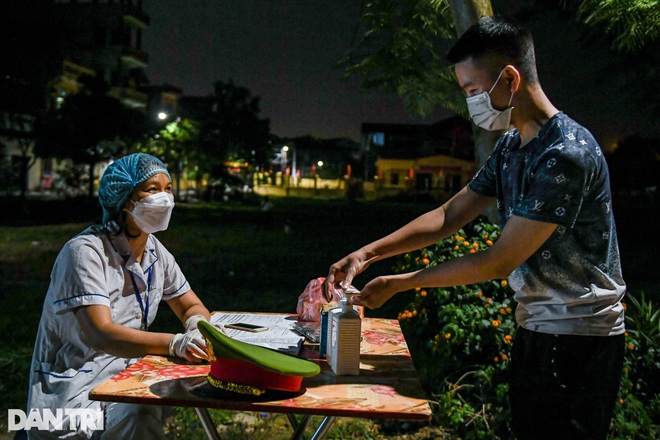 Xuyên đêm tẩy độc khử khuẩn nơi ở gần 6.000 người bị phong tỏa tại Gia Lâm - 2