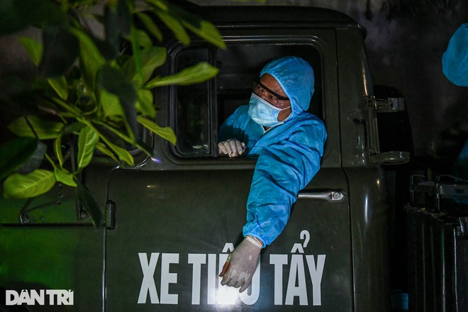 Xuyên đêm tẩy độc khử khuẩn nơi ở gần 6.000 người bị phong tỏa tại Gia Lâm - 6