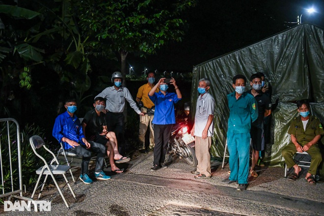 Xuyên đêm tẩy độc khử khuẩn nơi ở gần 6.000 người bị phong tỏa tại Gia Lâm - 13