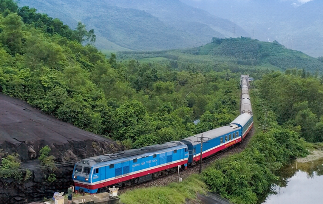 Đường sắt tạm dừng nhiều đôi tàu, điều chỉnh giờ tàu Thống nhất Bắc-Nam