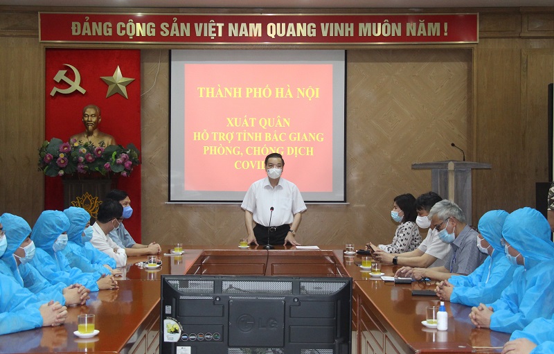 Chùm ảnh: Chủ tịch UBND TP Chu Ngọc Anh tiễn 