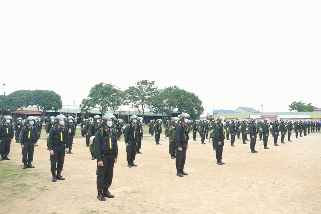 Gần 300 cảnh sát cơ động hỗ trợ Bắc Giang dập dịch Covid-19 - 1