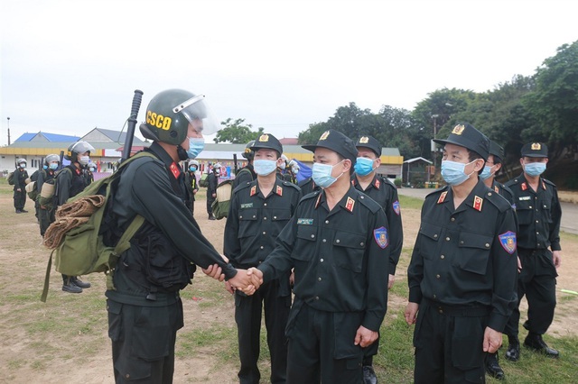 Gần 300 cảnh sát cơ động hỗ trợ Bắc Giang dập dịch Covid-19 - 2