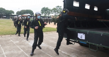 Gần 300 cảnh sát cơ động hỗ trợ Bắc Giang dập dịch Covid-19