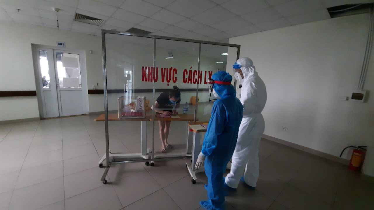 Những hình ảnh đặc biệt tại điểm bỏ phiếu ở Bệnh viện Bệnh Nhiệt đới Trung ương cơ sở Kim Chung