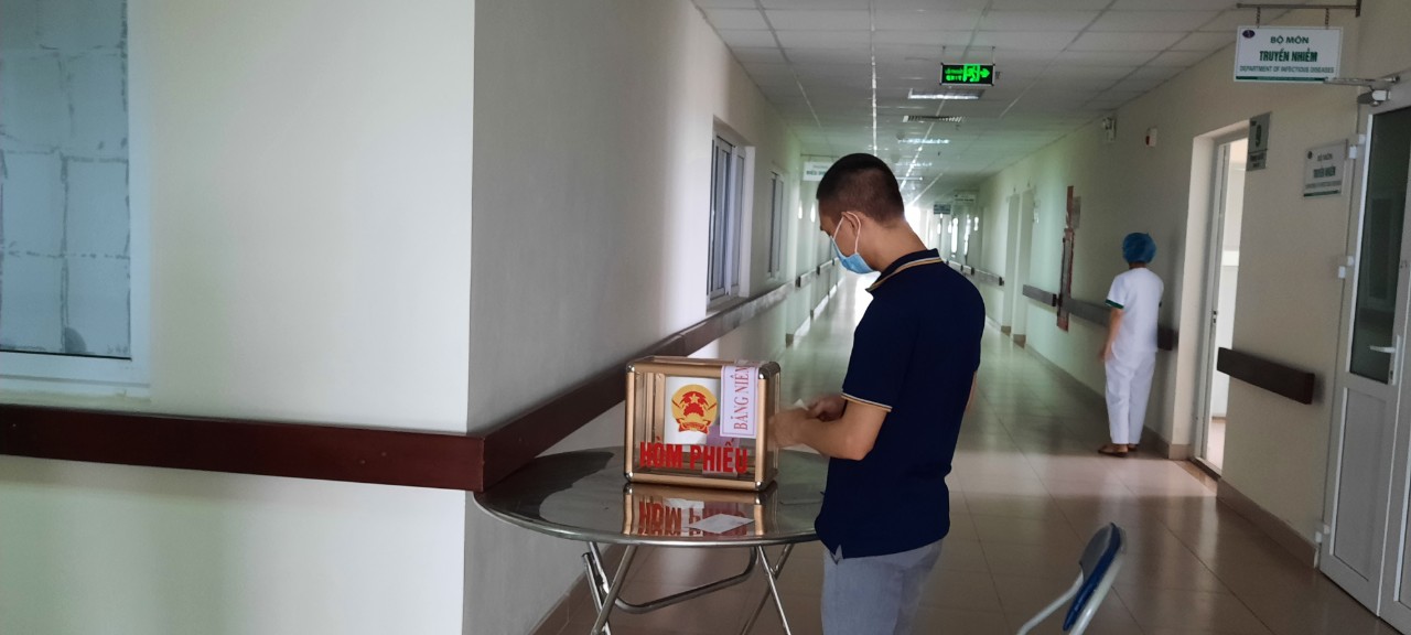 Những hình ảnh đặc biệt tại điểm bỏ phiếu ở Bệnh viện Bệnh Nhiệt đới Trung ương cơ sở Kim Chung