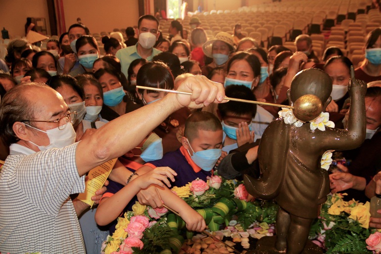 Hàng nghìn người đổ về ngôi chùa lớn nhất Việt Nam làm lễ Phật đản - 11