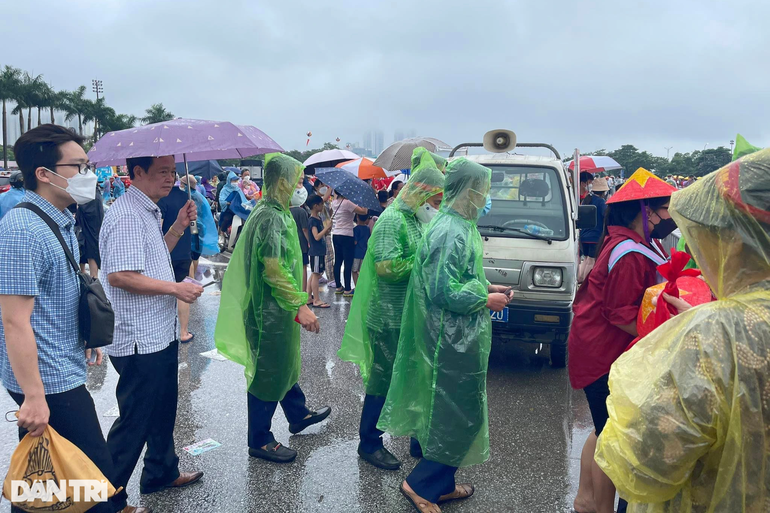 Hà Nội đội mưa ra sân Mỹ Đình, TPHCM đổ xuống đường tiếp lửa - 2