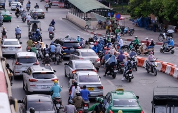 Vác xe, chạy ngược chiều vượt "điểm nóng" giao thông vừa phân luồng