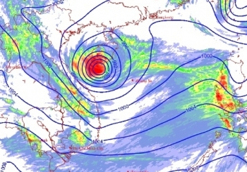 Áp thấp nhiệt đới áp sát Vịnh Bắc Bộ, cảnh báo Bắc Bộ, Trung Bộ mưa lớn