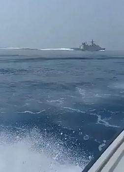 “Sốt” video tàu Iran rượt đuổi chiến hạm Anh trên Eo biển Hormuz