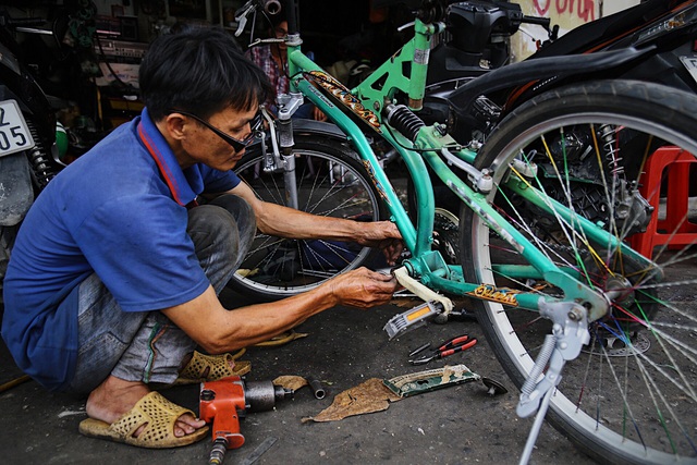 Lão sửa xe khùng và hơn 300 chiếc xe đạp tặng trẻ em nghèo - 3