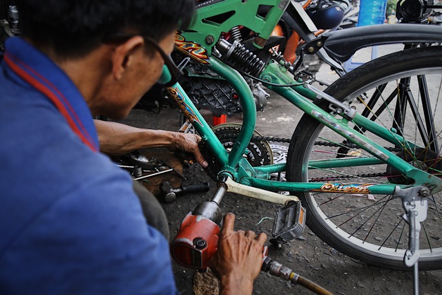 Lão sửa xe khùng và hơn 300 chiếc xe đạp tặng trẻ em nghèo - 5