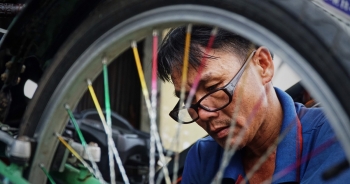 Lão sửa xe "khùng" và hơn 300 chiếc xe đạp tặng trẻ em nghèo