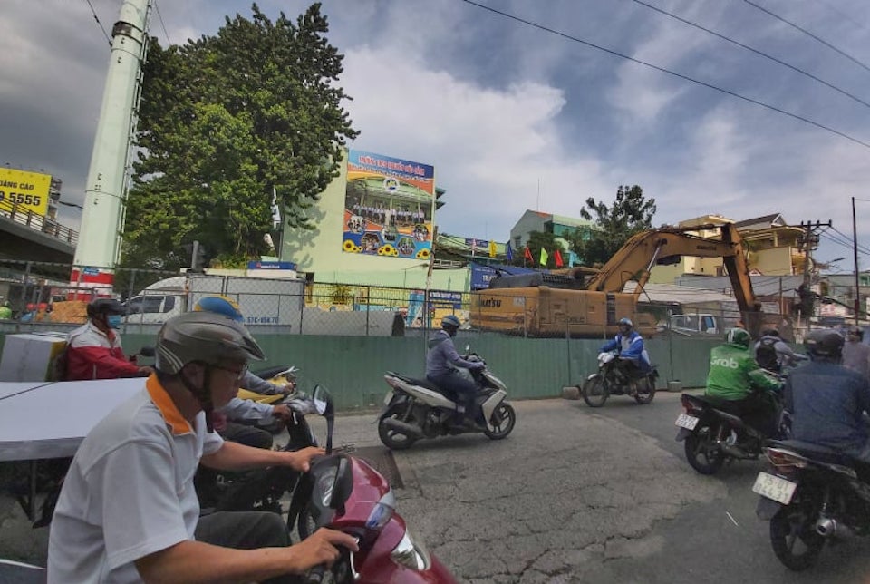 TP Hồ Chí Minh: Người dân kêu khổ vì "lô cốt" bủa vây khắp các nẻo đường