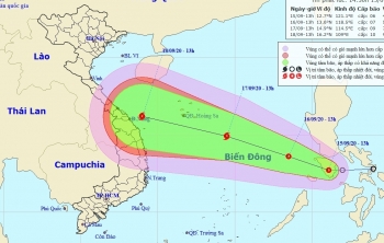Cảnh báo áp thấp nhiệt đới gần Biển Đông có khả năng mạnh lên thành bão
