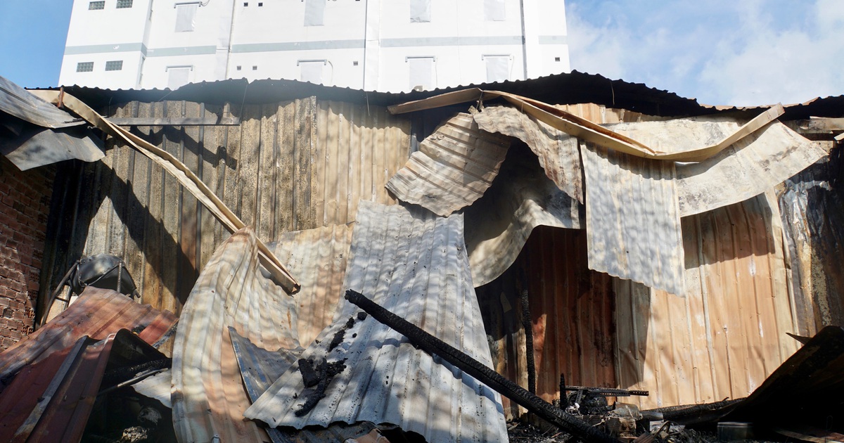 TP HCM: 10 phòng trọ và nhà dân bị thiêu rụi sau tiếng nổ lớn