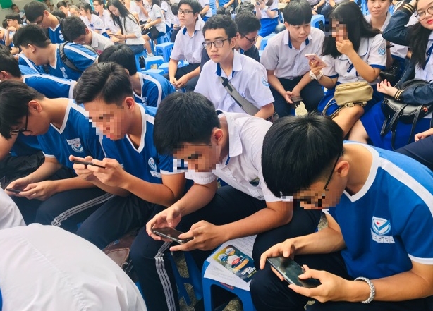 Smartphone làm "tê liệt" học trò