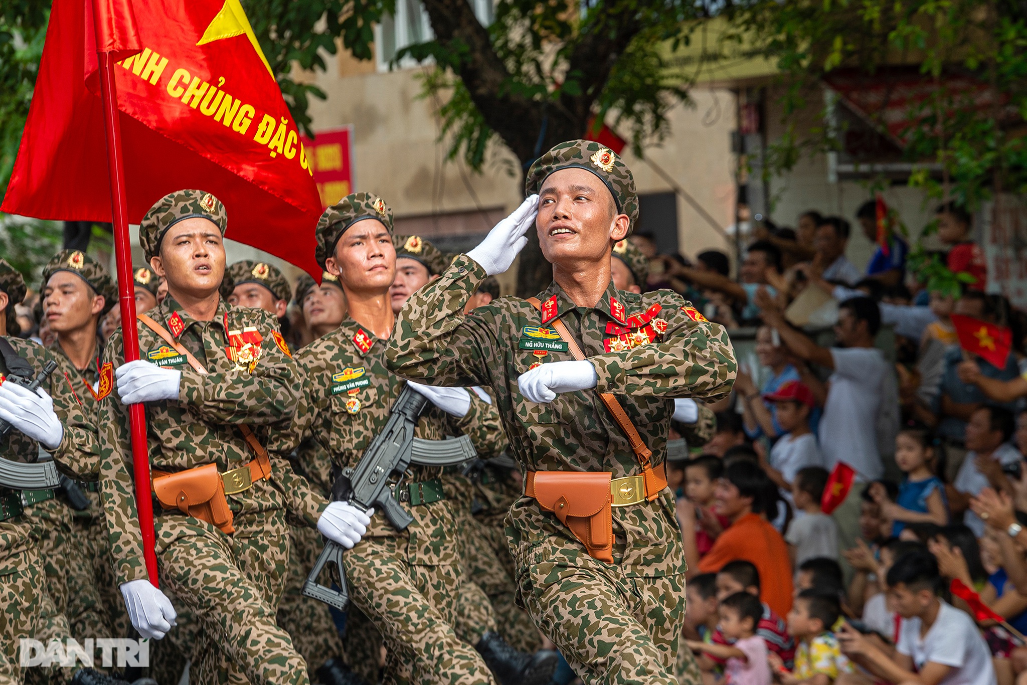 Ngắm Lễ diễu binh hùng tráng, rộn ràng đường phố Thủ đô dịp Quốc khánh 2015 - 25