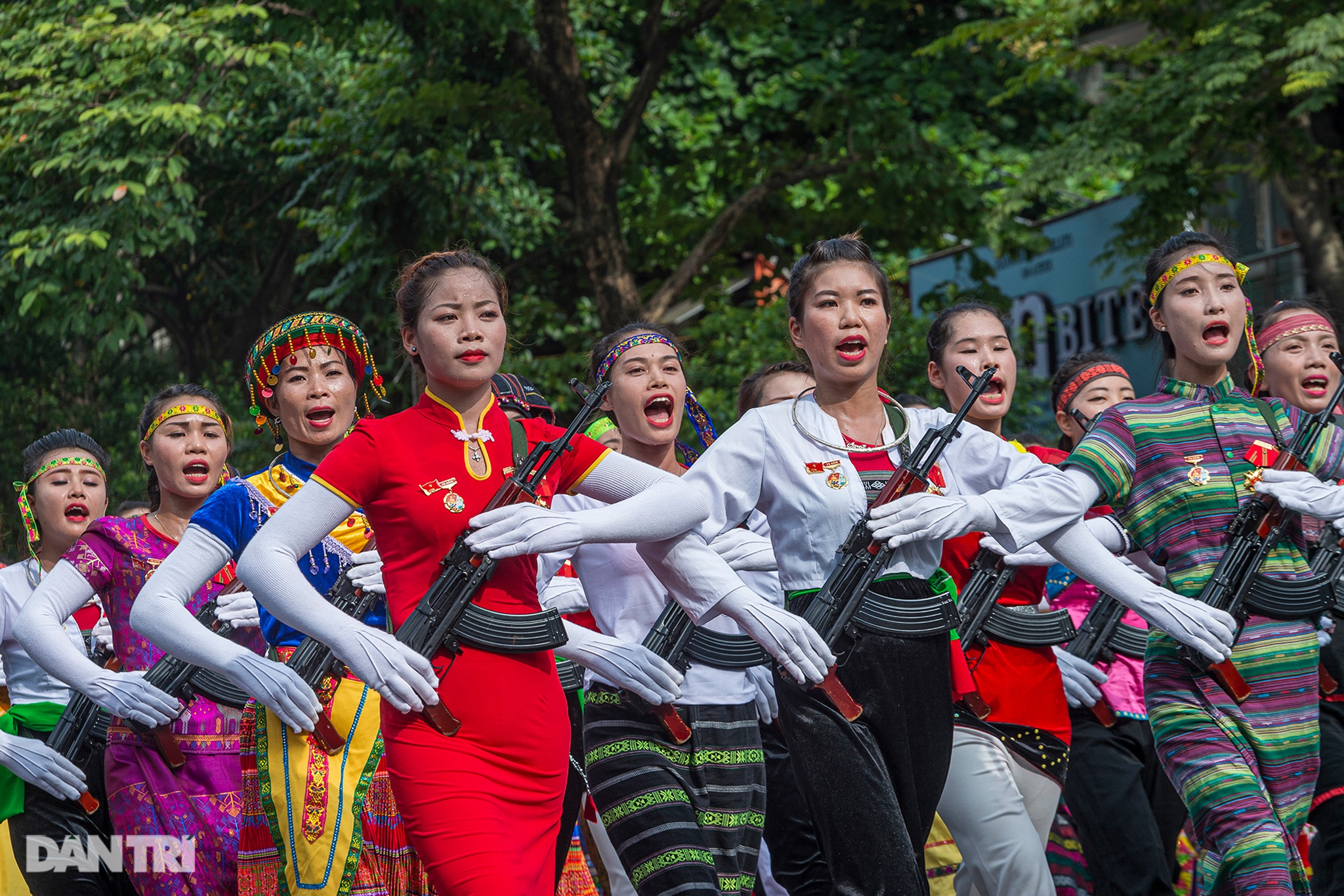 Ngắm Lễ diễu binh hùng tráng, rộn ràng đường phố Thủ đô dịp Quốc khánh 2015 - 30