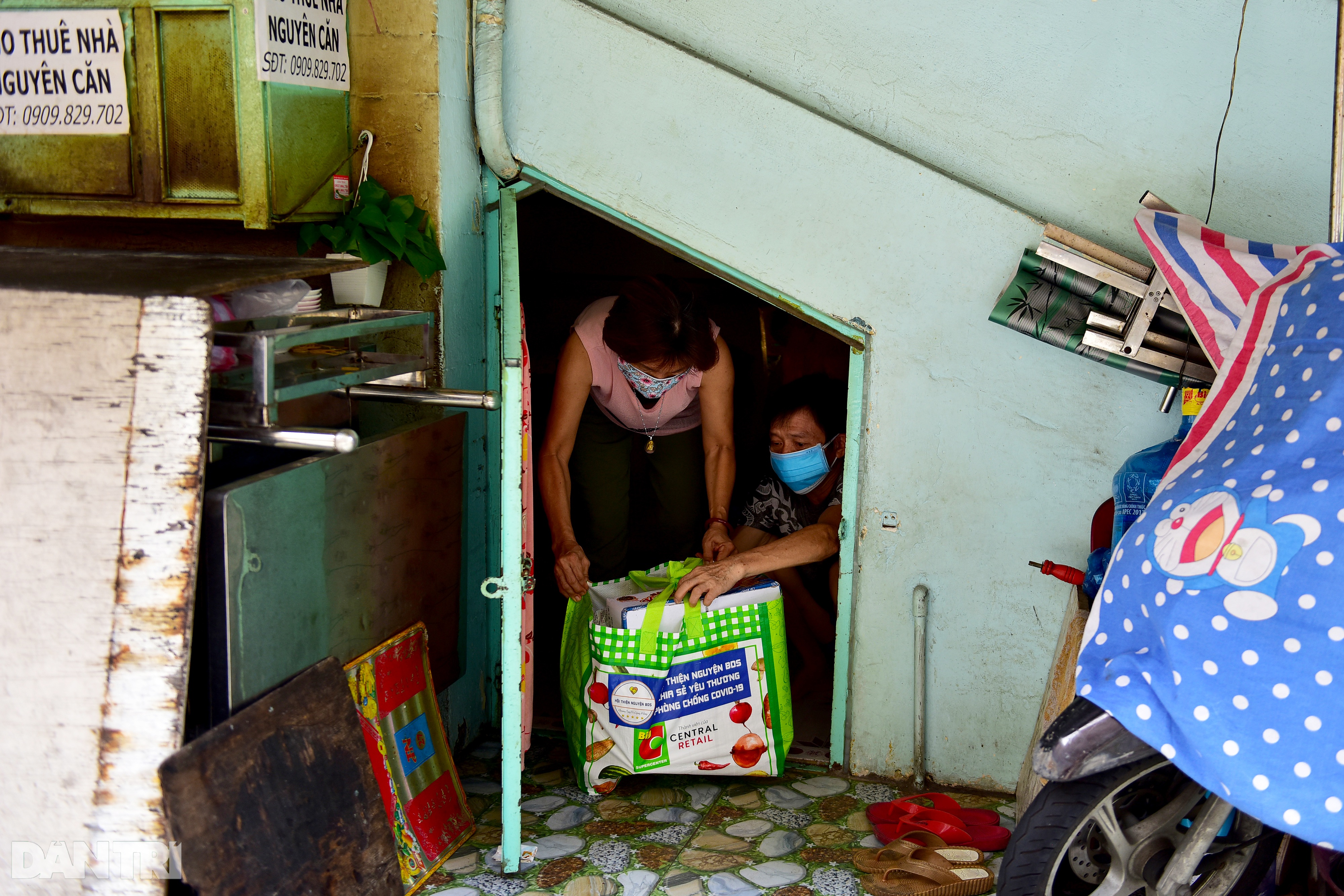 Dùng xe cẩu vận chuyển nhu yếu phẩm tới người dân sống tại chung cư TPHCM - 14