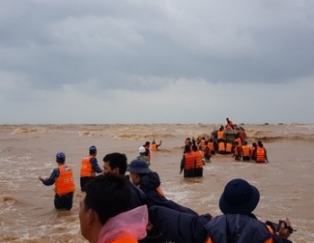 Quảng Trị: Thuyền cứu hộ bị chìm khi ra biển cứu 8 thuyền viên