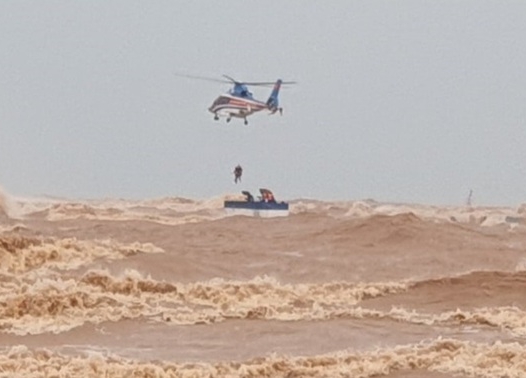Cận cảnh trực thăng tiếp cận, giải cứu các thuyền viên trên tàu gặp nạn