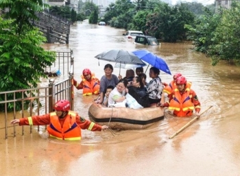 132 người chết và mất tích do mưa lũ, hơn 90.000 người dân miền Trung vẫn đang sơ tán