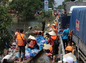 Hàng trăm đoàn thiện nguyện hướng về Quảng Bình, cứu trợ người dân vùng lũ