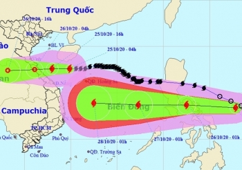 Bão số 8 áp sát Hà Tĩnh - Quảng Trị, bão số 9 hướng vào Biển Đông