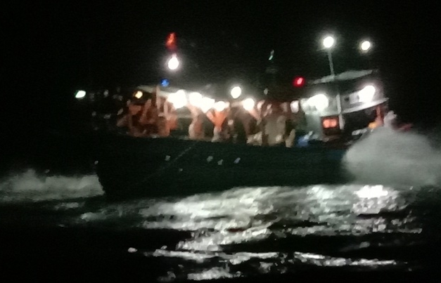 Xuyên đêm giải cứu tàu cá mắc cạn ở đảo Lý Sơn