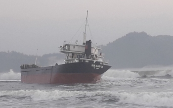 Cứu 10 thuyền viên trên tàu hàng bị mắc cạn ở vùng biển Bình Định