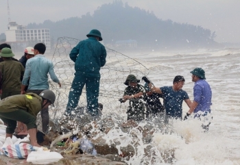 Hà Tĩnh: Hàng trăm người vác đá gia cố, mong cứu kè biển khỏi bão số 9