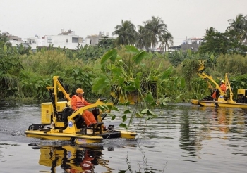 Thuê máy vớt rác 20 tỷ đồng làm sạch sông ở Sài Gòn