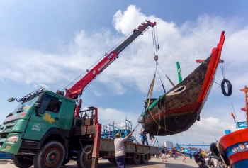 Hàng trăm tàu thuyền của ngư dân Đà Nẵng được đưa lên bờ tránh bão số 9