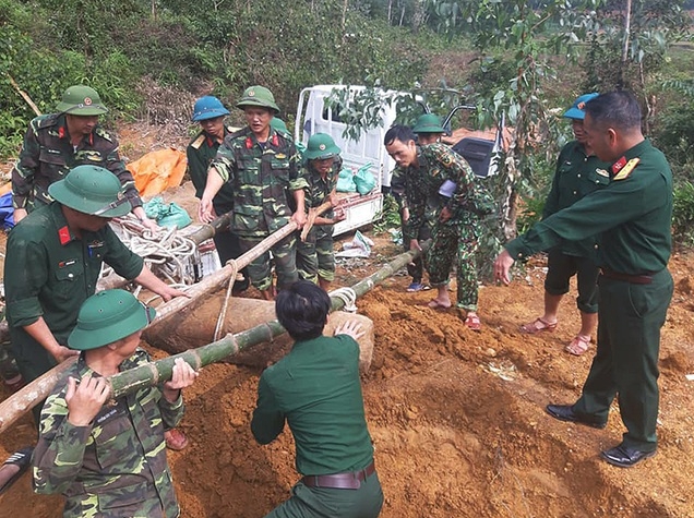 Quả bom xuyên phá nặng 450kg bất ngờ lộ thiên sau trận lũ