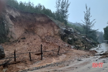 Sạt lở núi ở 2 xã Hà Tĩnh, 7 lệnh sơ tán dân khẩn cấp
