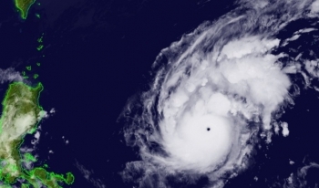 Siêu bão Goni giảm cấp khi vào Biển Đông, dự báo vị trí đổ bộ gần giống bão số 9