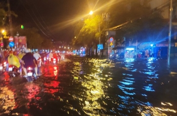 TP Hồ Chí Minh mưa lớn, hàng loạt tuyến đường ngập nặng