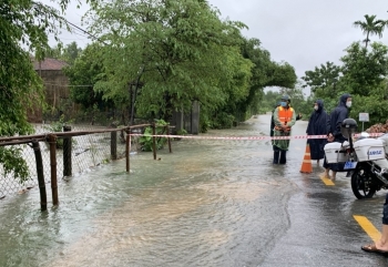 Quảng Ngãi ngập nặng do nước lũ, giao thông tê liệt