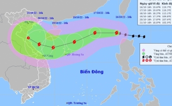 Bão Nesat giật cấp 13 trên Biển Đông