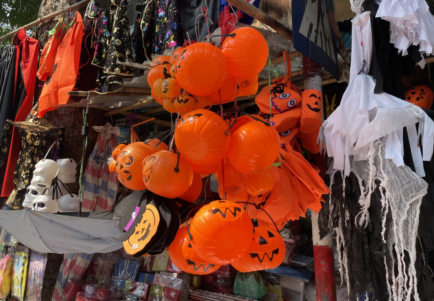 Hà Nội: Phố Hàng Mã nhộn nhịp không khí Halloween